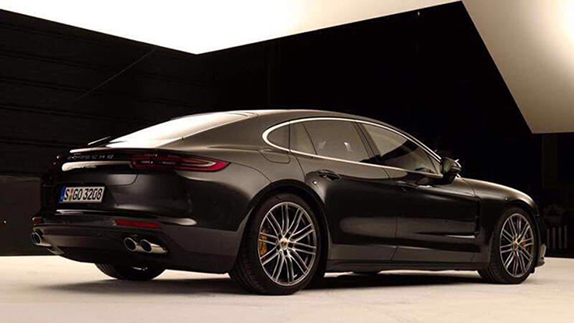 2017 Porsche Panamera yan