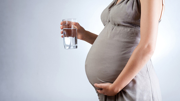 Hamileler (Gebeler) Sıcak Su İçebilir mi? Hamilelikte Musluk Suyu