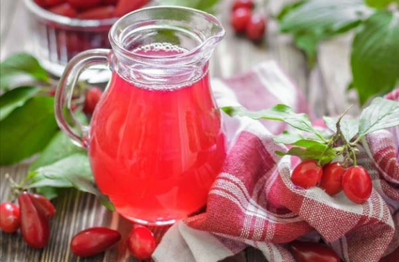 Kızılcık ve Fesleğenli Salatalık Suyu Tarifi Kızılcık ve Fesleğenli Salatalık Suyu Tarifi