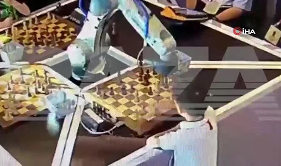 Rusya'da Satranç Robotu, 7 yaşındaki Çocuğun Parmağını Kırdı